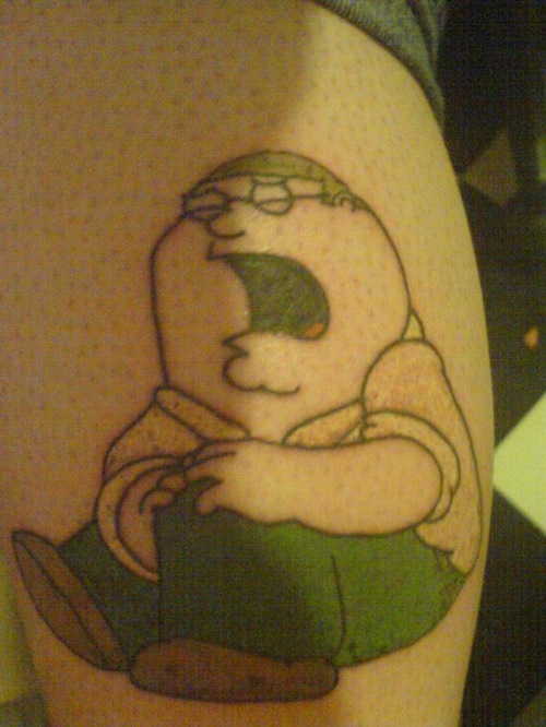 A leg tattoo featuring Peter from Family Guy grabbing his knee in pain. The caption on the site where the image was found: 